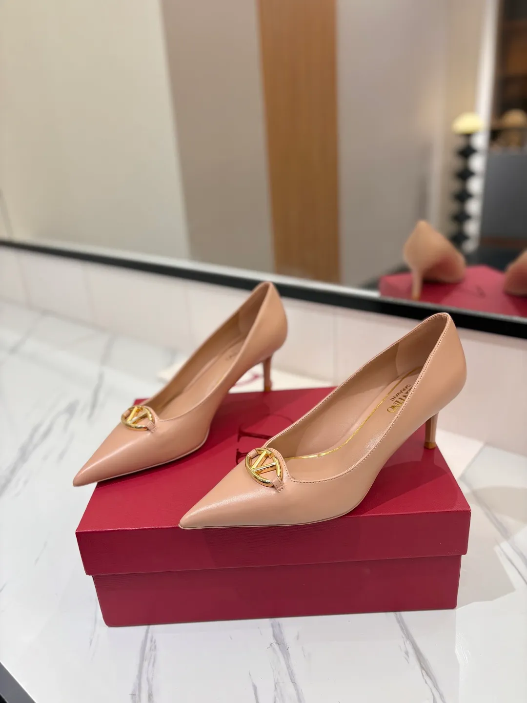 💕💕Factory direct selling price p520💕💕 VALENTINO’s hottest new high-heeled shoes, latest logo buckle, perfect combination with sexy pointed toe❤️‍🔥❤️‍🔥❤️‍🔥❤️‍🔥It is simply the pinnacle of summer fashion💖💖💖💖original replica Upper: patent leather, subleather Outsole: Italian leather outsole Heel height: 6.5cm Size: 35-39 (40 41 42 customized, non-refundable and non-exchangeable)